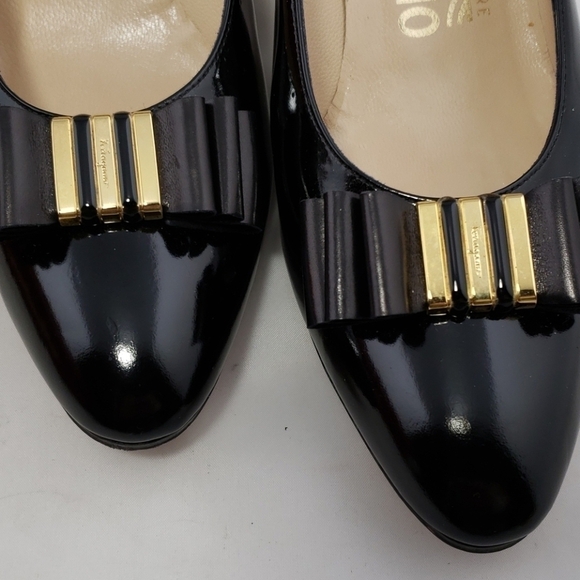 FERRAGAMO Black Patent Leather Pumps EUC in Box - Picture 12 of 13